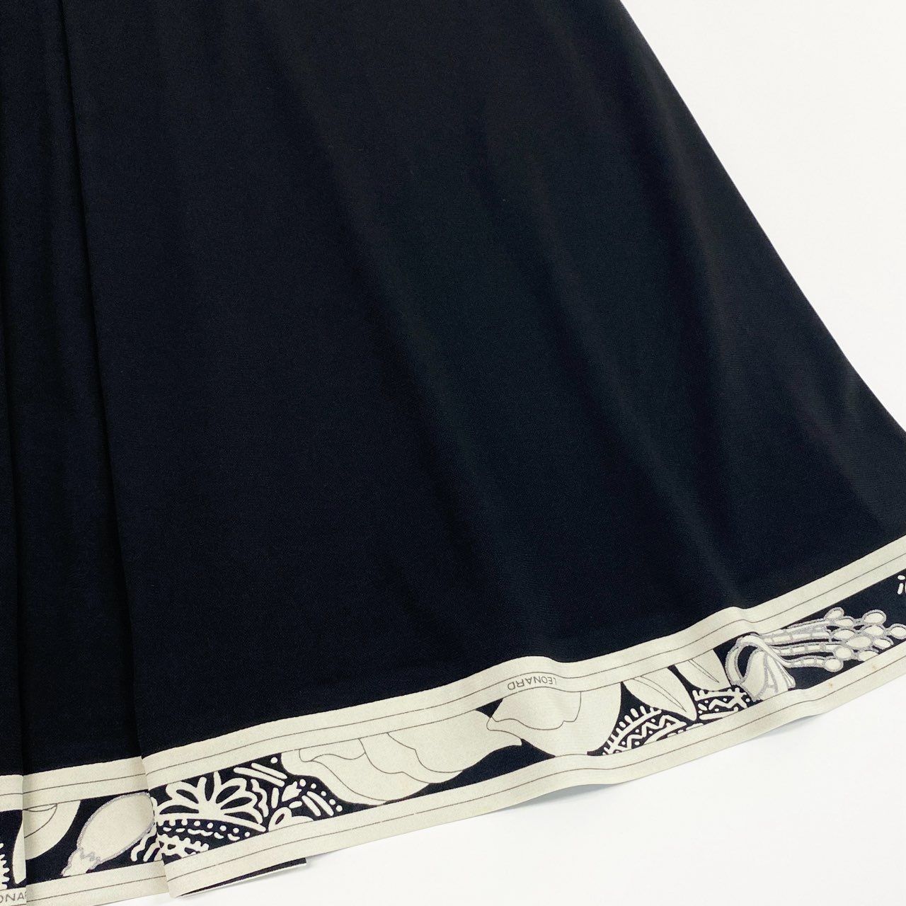 76k20 LEONARD レオナール 日本製 カンカン素材 花柄プリント スカート