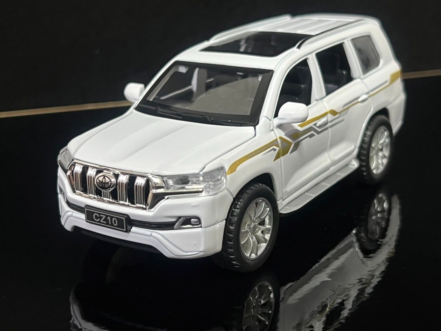 トヨタ ランドクルーザープラド ミニカー 1/32 ホワイト H77