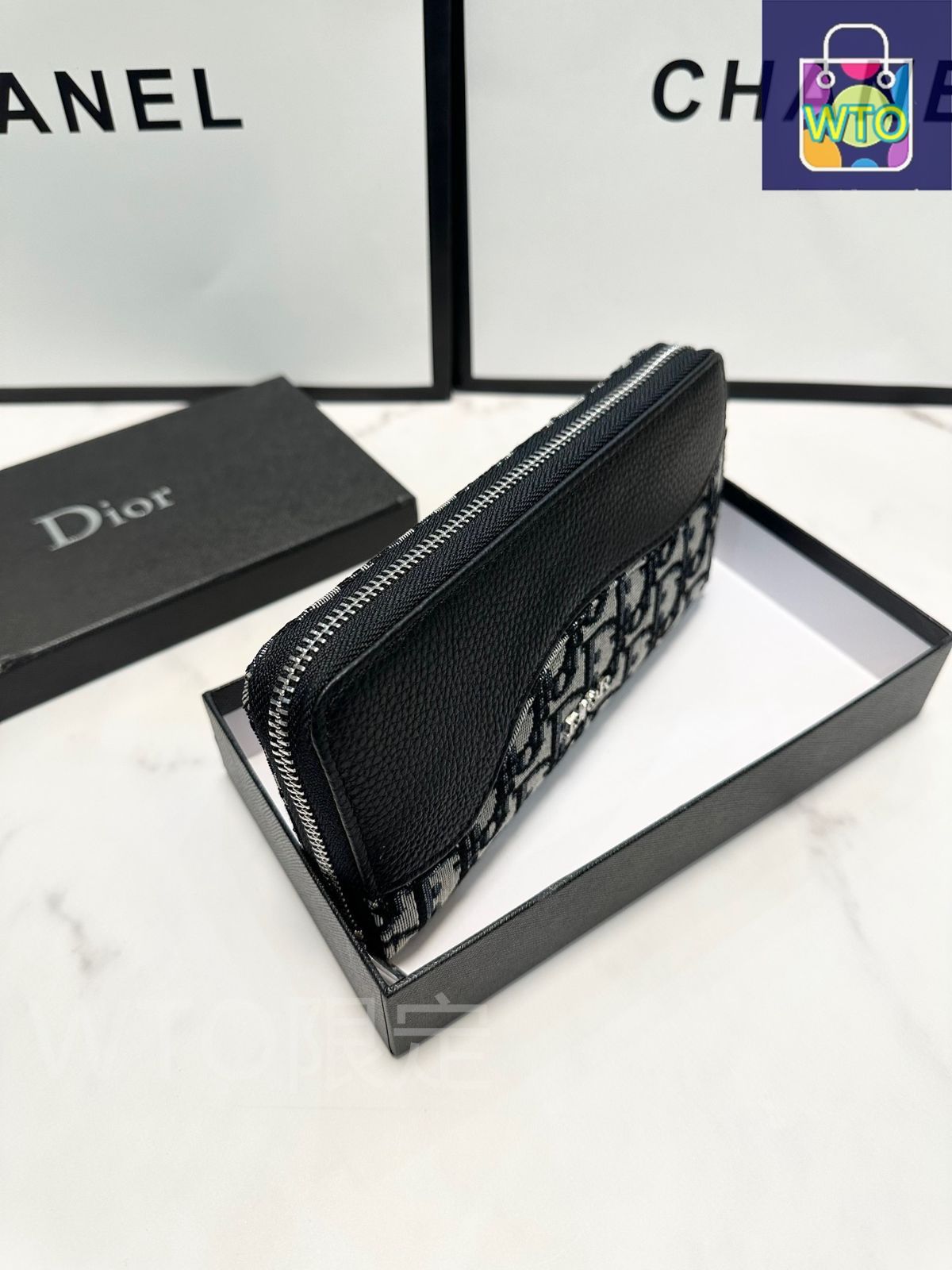 Dior ポーチ　レア　最終値下げ 未開封新品】日本未発売 ディオール 激レア オフホワイト ダブル