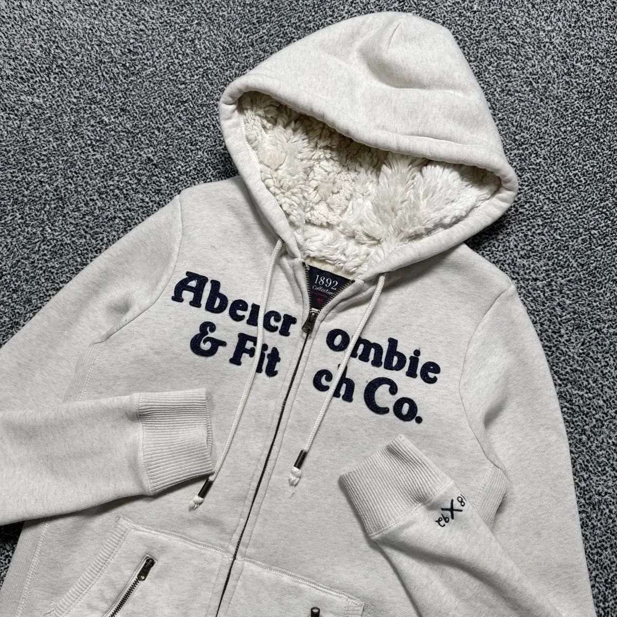 Name Abercrombie アバクロンビー ファーライニング スペルアウトロゴ ジップアップパーカー フード付き