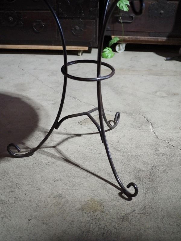 素敵なタイル天板とアイアン足の丸テーブル