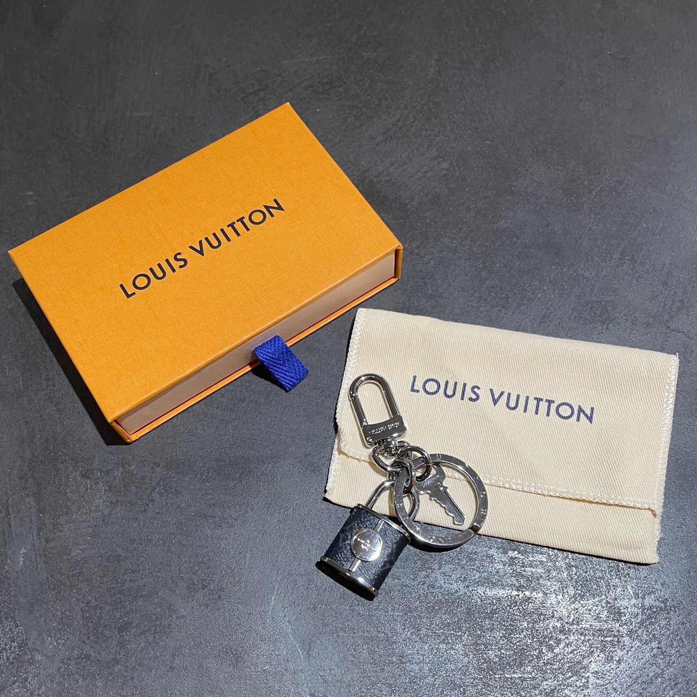 国内正規 美品 LOUIS VUITTON モノグラムエクリプス キーホルダー