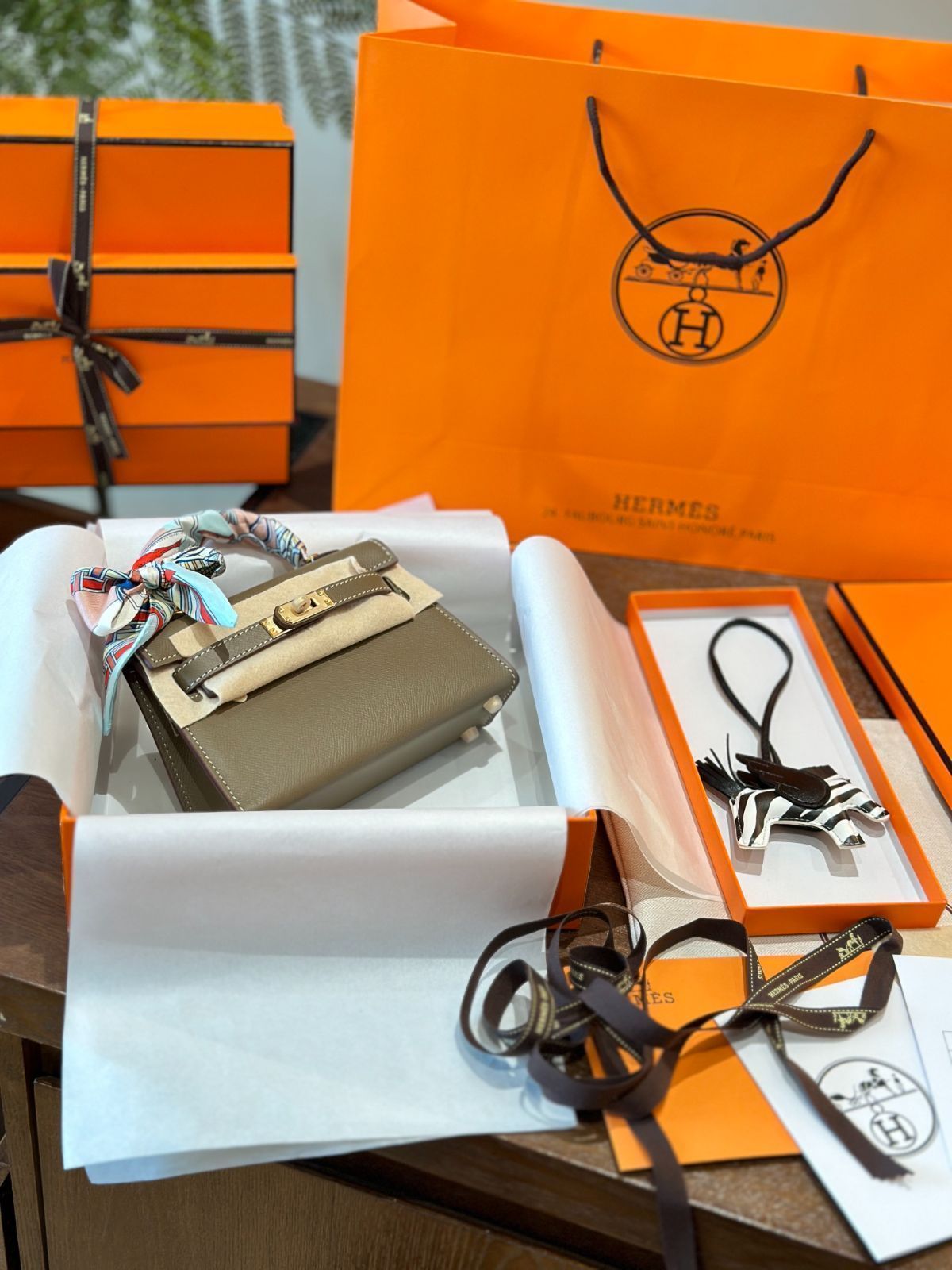 最高品質を待つ! 今日 Herm?s Mini Kelly 2nd アップグレード レザー バッグ スカーフ ペガサスチャーム付き お見逃しなく。