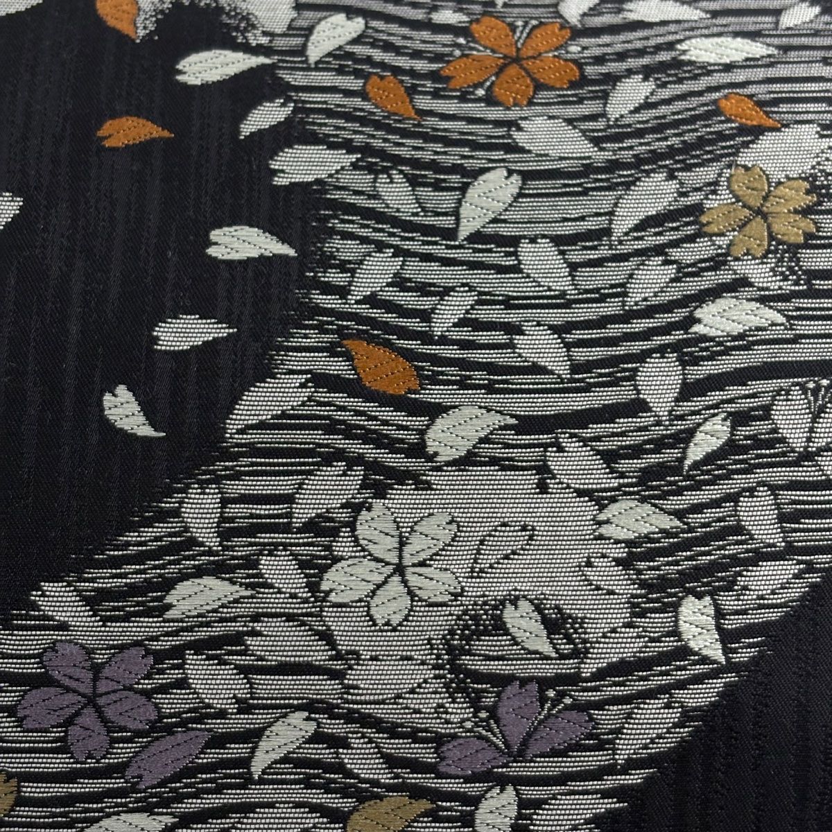 袋帯 美品 秀品 桜 花びら 銀糸 刺繍 黒 六通 正絹 【中古】 袋帯 美