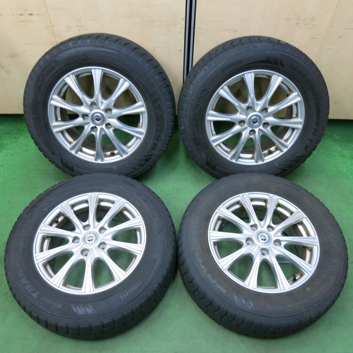 [送料無料] バリ溝！22年！9.5分スタッドレス 215/65R16 トーヨー ウインタートランパス TX JOKER ジョーカー 16インチ PCD114.3/5H4120606SYス