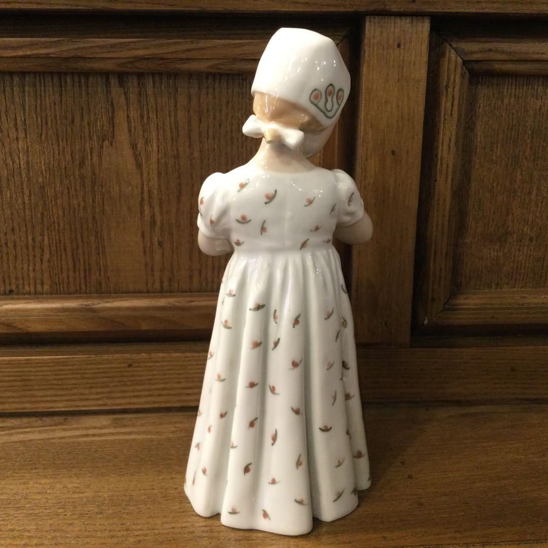 ロイヤルコペンハーゲン フィギュリン お人形を抱く女の子 欠けあり B