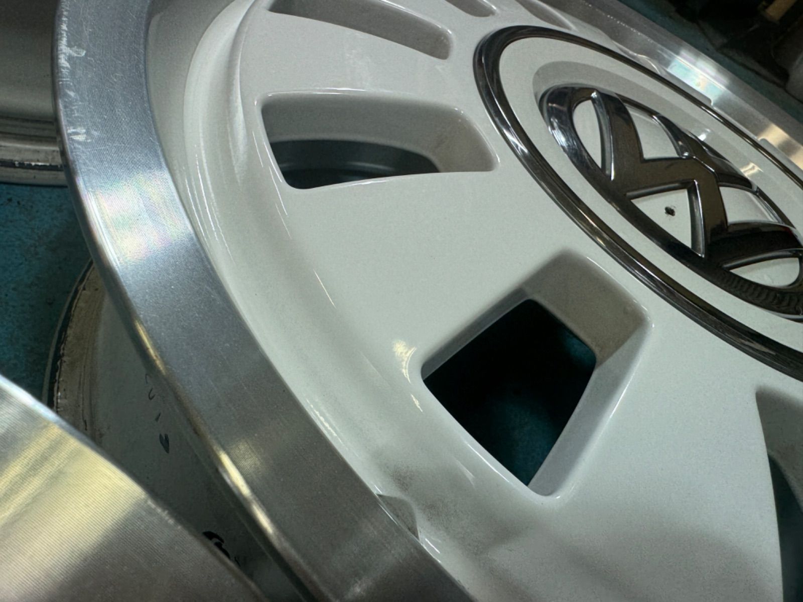 美品 フォルクスワーゲン アップ 純正 6j +43 PCD100 ホワイト