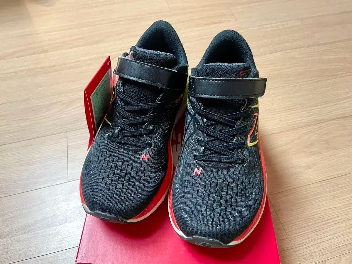 New Balance ニューバランス 子供用の靴 黒 バックル スニーカー