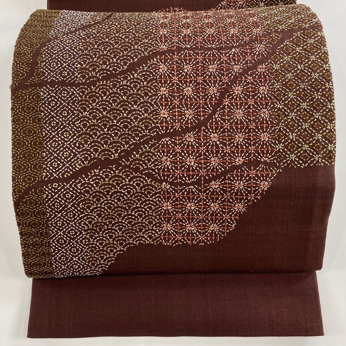 美品】 袋帯 秀品 紬地 有職文様 刺し子刺繍 焦茶色 お太鼓柄 正絹
