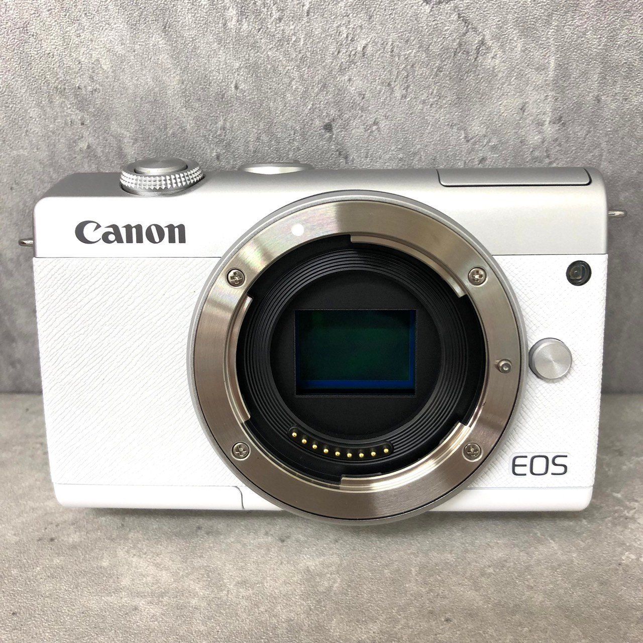 ほぼ未使用 CANON キヤノンEOS M200 レンズキット ホワイト キヤノン（Canon） 【新品未使用品】Canon EOS M200 + EF-M 15-45 IS