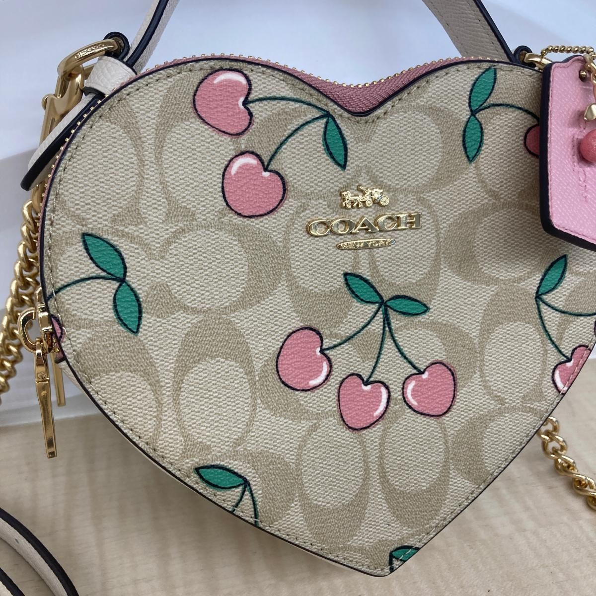 美品】 COACH （コーチ） ﾊｰﾄ ｸﾛｽﾎﾞﾃﾞｨ ｼｸﾞﾈﾁｬｰ ｷｬﾝﾊﾞｽ ﾁｪﾘｰ