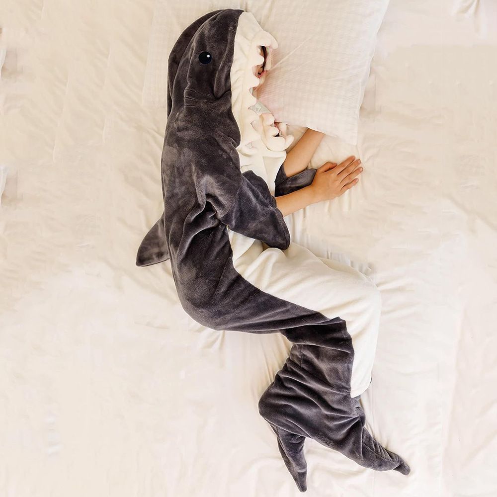 サメ寝袋 着る毛布 ぬいぐるみ 寝袋 レディース メンズ 大人用 着る寝袋 パジャマ ふわふわ 冷房対策 暖かい 柔らかい 優しい肌触り 防寒 部屋着 クリスマス お誕生日 ギフト プレゼントsenting16