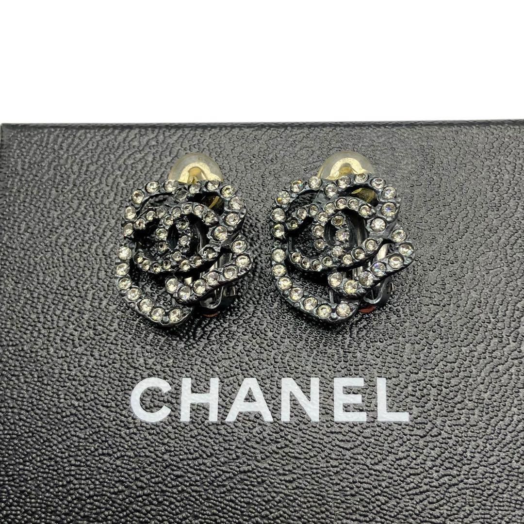 シャネル 00A カメリア ラインストーン イヤリング