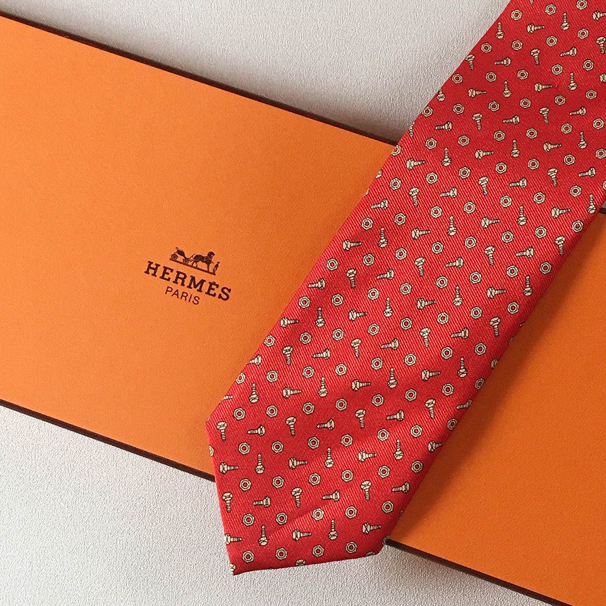 美品 エルメス HERMES ネクタイ シルク100% レッド ネジ ナット 美品 エルメス HERMES ネクタイ シルク100% フランス製 レッド