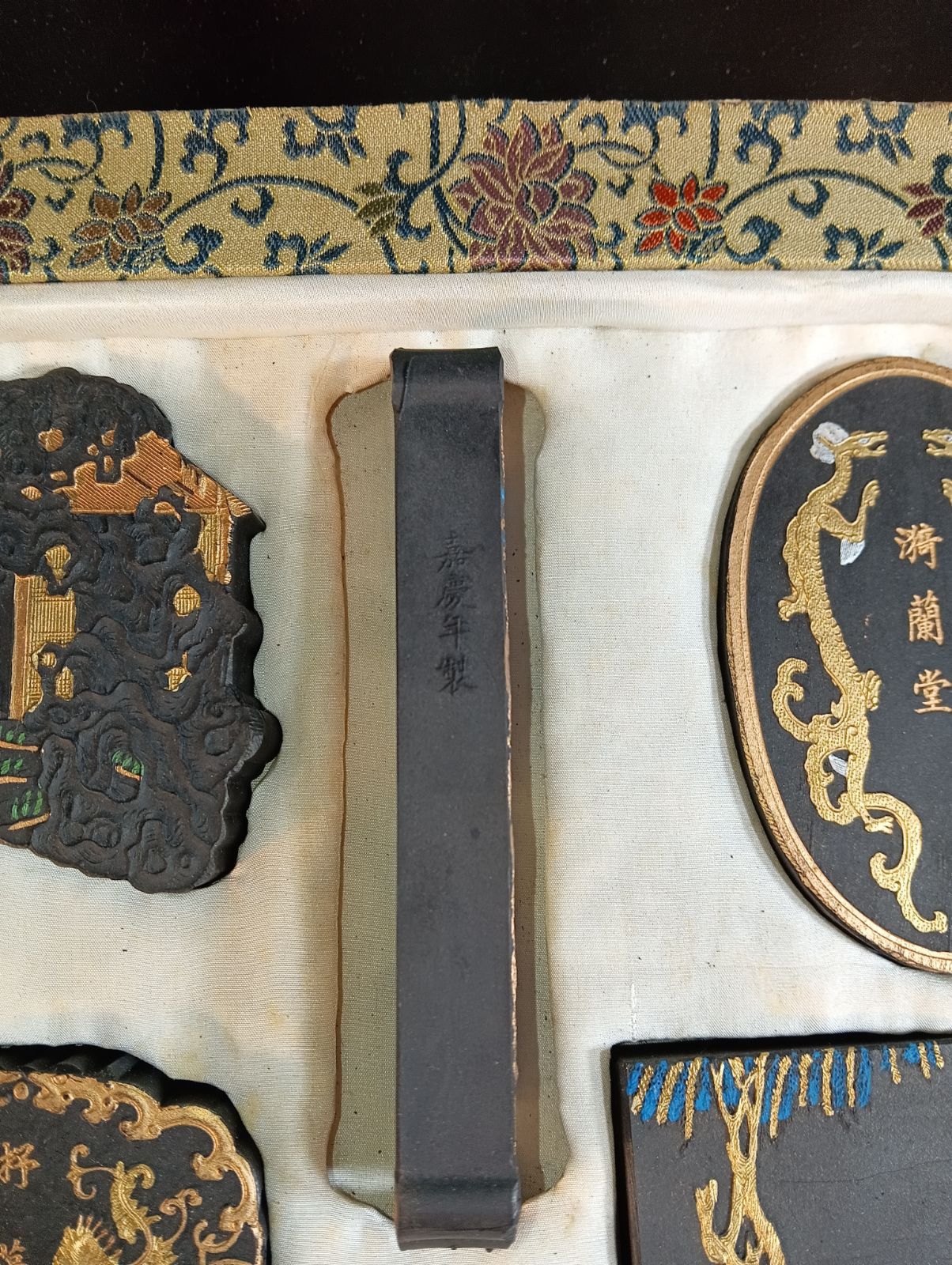 中国古玩 御園図古墨 8点 嘉慶年製 未使用品 唐物 骨董 書道具 中国古玩 御園図古墨 8点 嘉慶年製 未使用品 唐物 骨董 書道具