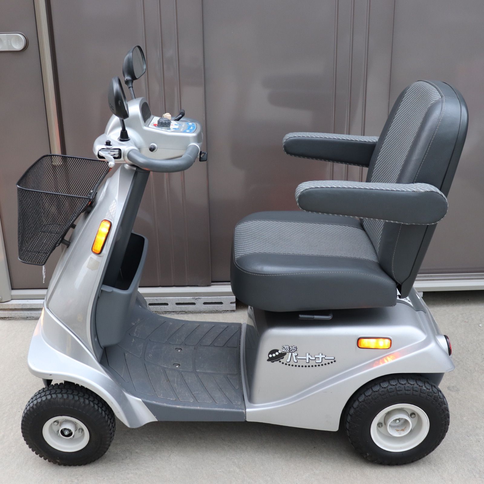 愛知県発】SERIO セリオ 歩行パートナー SBT40 セニアカー シルバー 銀