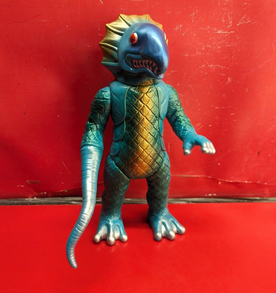 怪獣郷　ボーズ星人 Amazon.co.jp: 円谷プロ 怪獣郷ソフビシリーズ レオ 半魚人