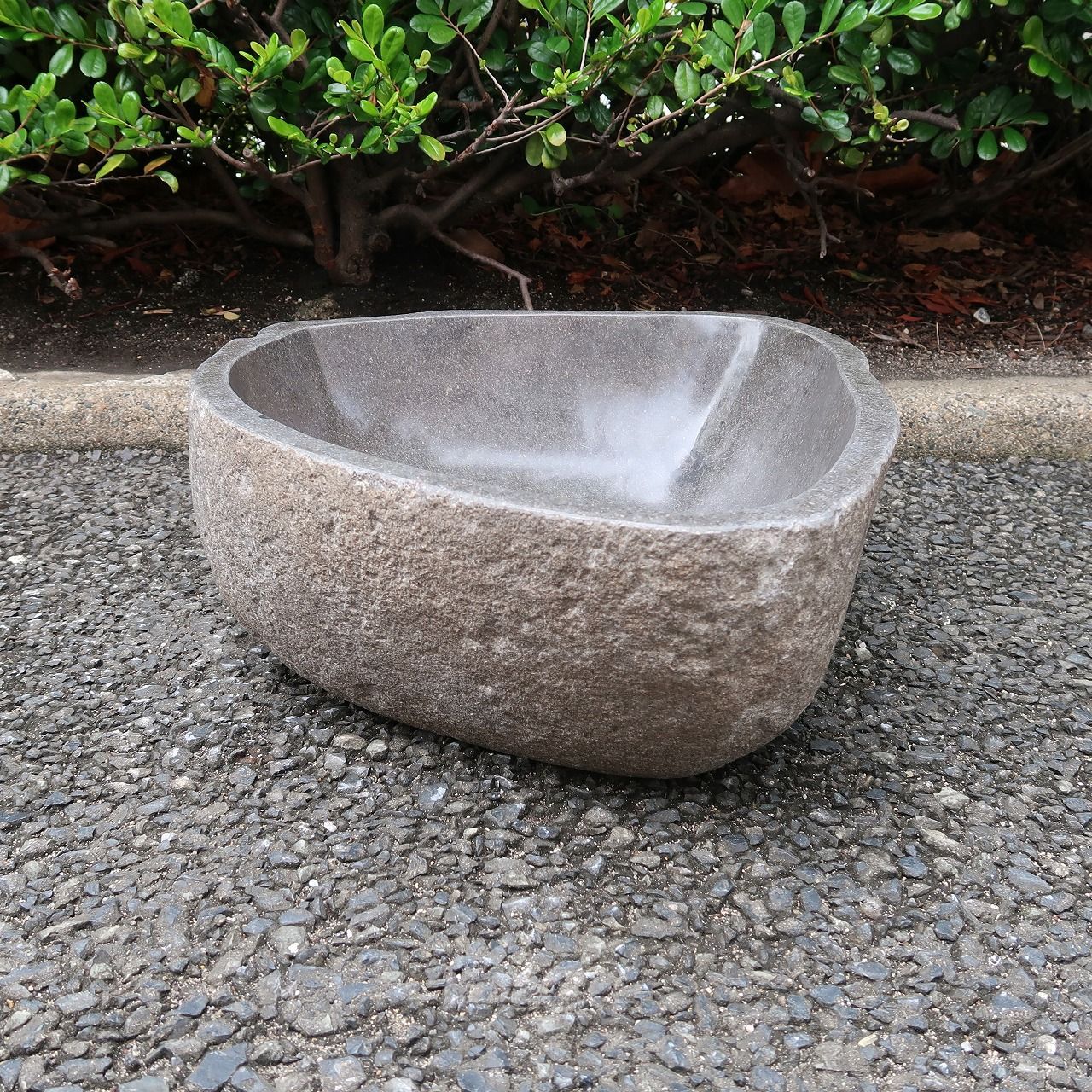  天然石をくり抜いた手水鉢 リバーストーン M 47 X 38 つくばい 睡蓮鉢 すいれん鉢 メダカ鉢 めだか鉢 ガーデン 坪庭 筧 石材 250924 石材 砂利 石 枕木