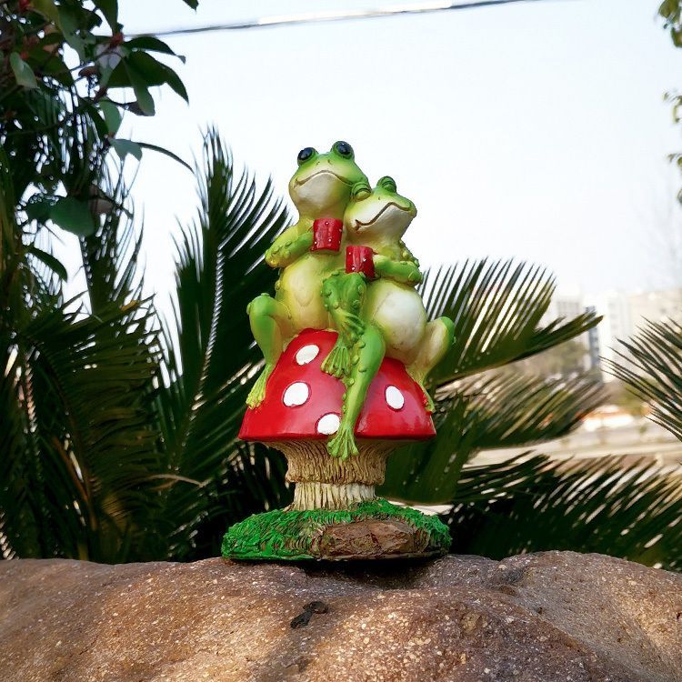 置物 オブジェ ガーデンオーナメント キノコの上に乗っている2匹のカエル 室内 屋外 インテリア 玄関 リビング ダイニング 装飾 庭 ガーデニング ガーデン 樹脂 ギフト インテリア用品 贈り物 雑貨