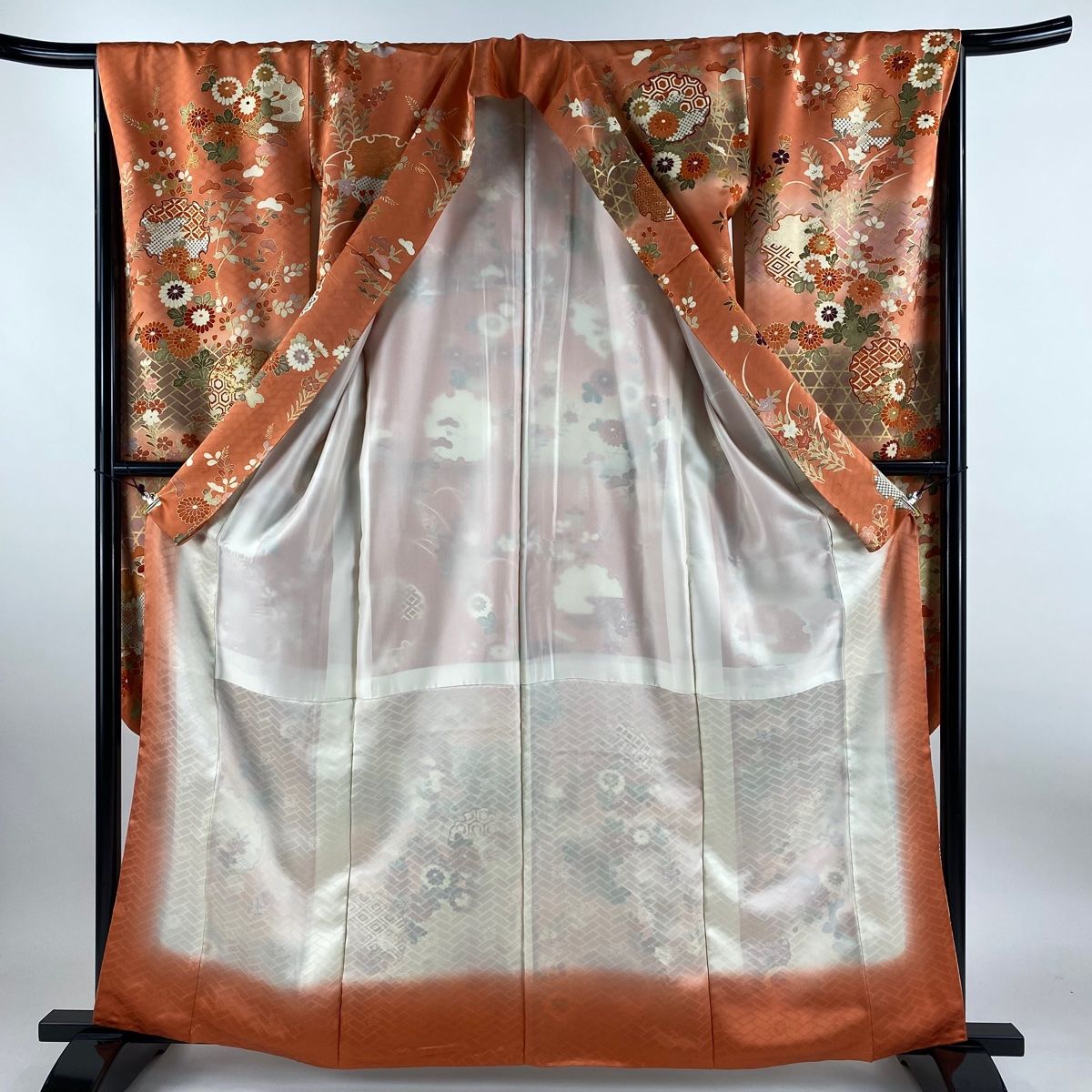 さが美　正絹袷　長襦袢　淡いサーモンピンク　裄68.5袖丈48肩身丈130.5 刺繍半衿付き正絹長襦袢-Mサイズ No.ZA-5701-02のレンタル