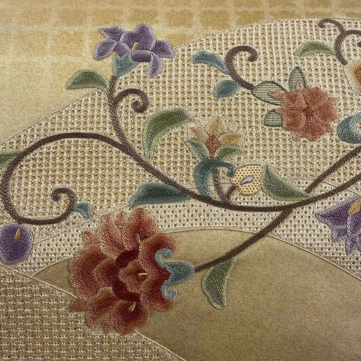 袋帯 秀品 枝花 刺繍 金彩 ベージュ お太鼓柄 正絹