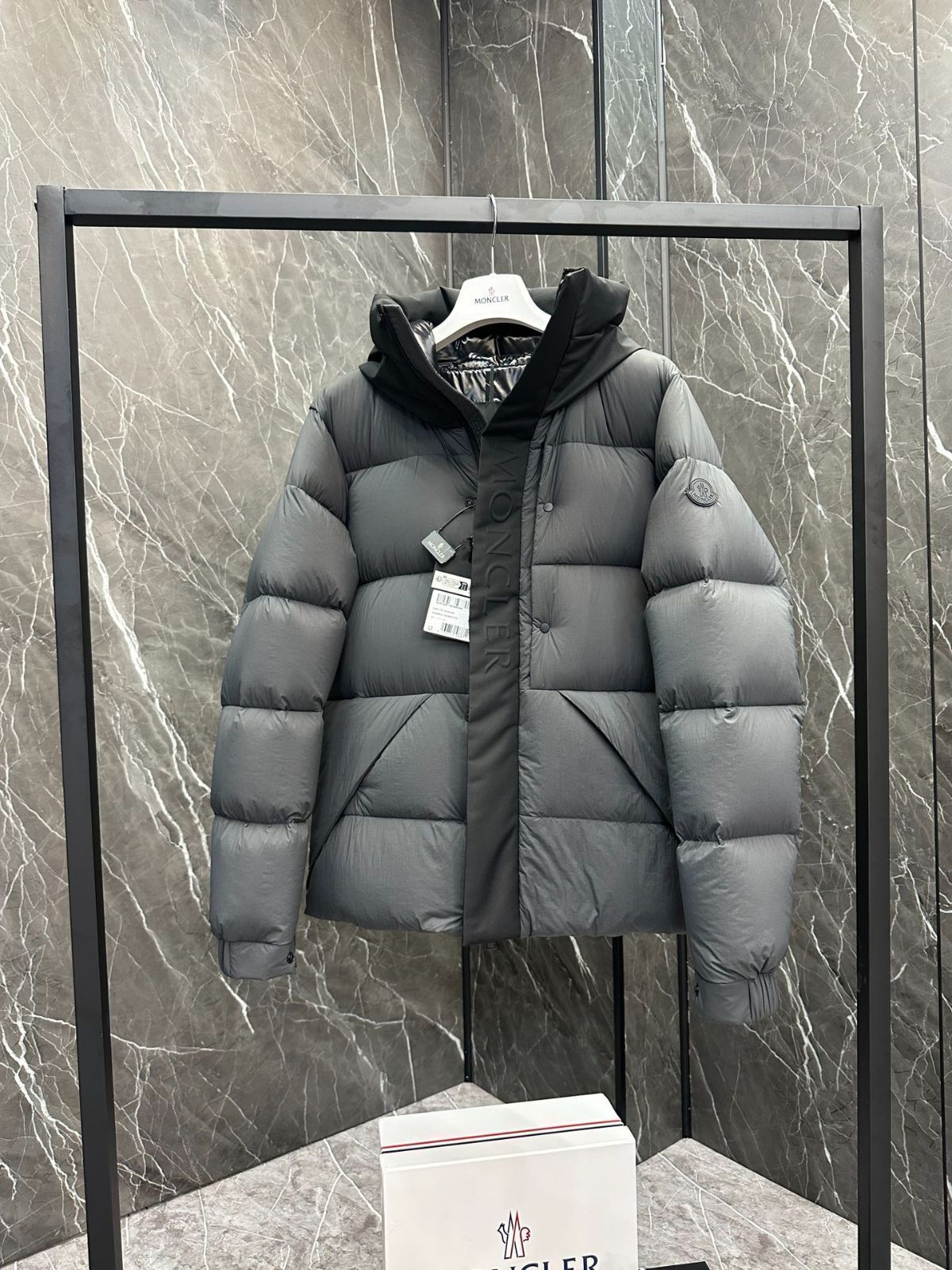 MONCLERモンクレール 灰色の短い男性｜