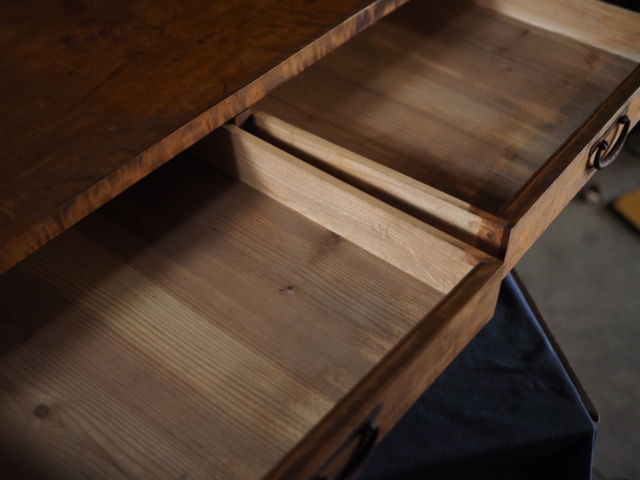 100年前の紅葉材天板書斎机 大正15年