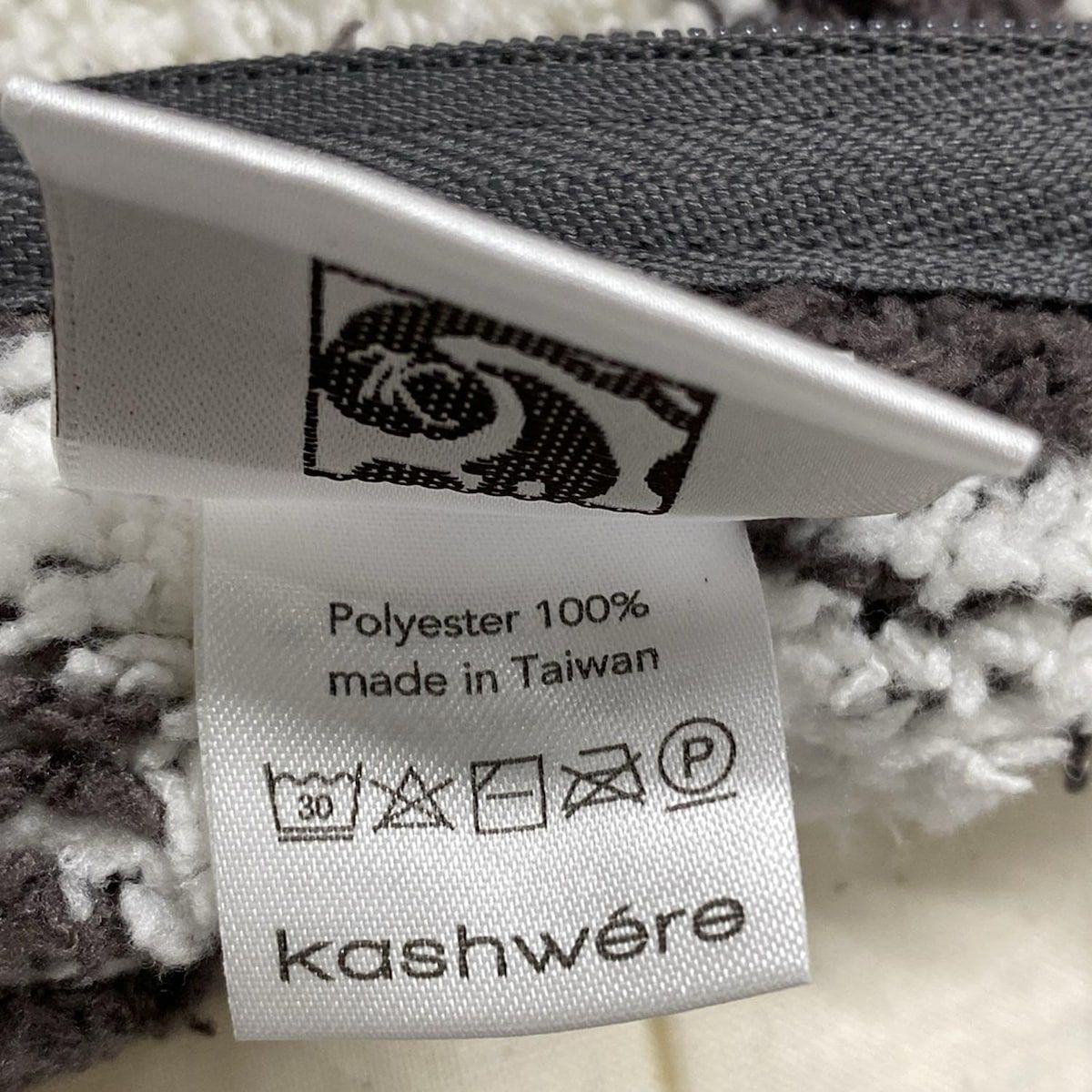 Kashwere クッションカバー 黒と白 KASHWERE(カシウエア) 小物美品 - 白×ダークグレー クッション