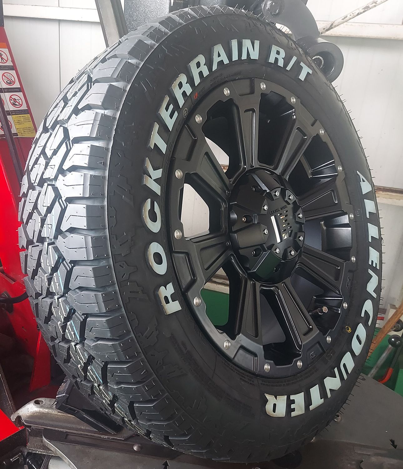 200系ハイエース・レジアスエース タイヤ ホイールセット オーレンカウンター ロックテレーン RT 215/65R16 ホワイトレター 16インチ  DeathRock 車検対応タイヤ - メルカリ