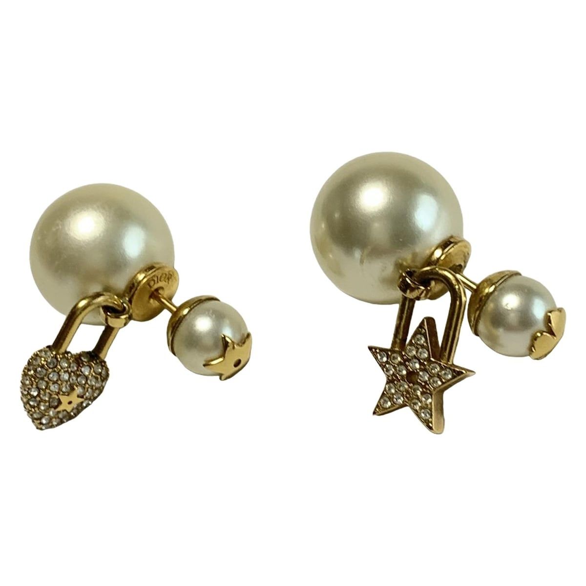 Dior カナージュ風 ロゴ付きパールピアス Dior カナージュ風 ロゴ付き