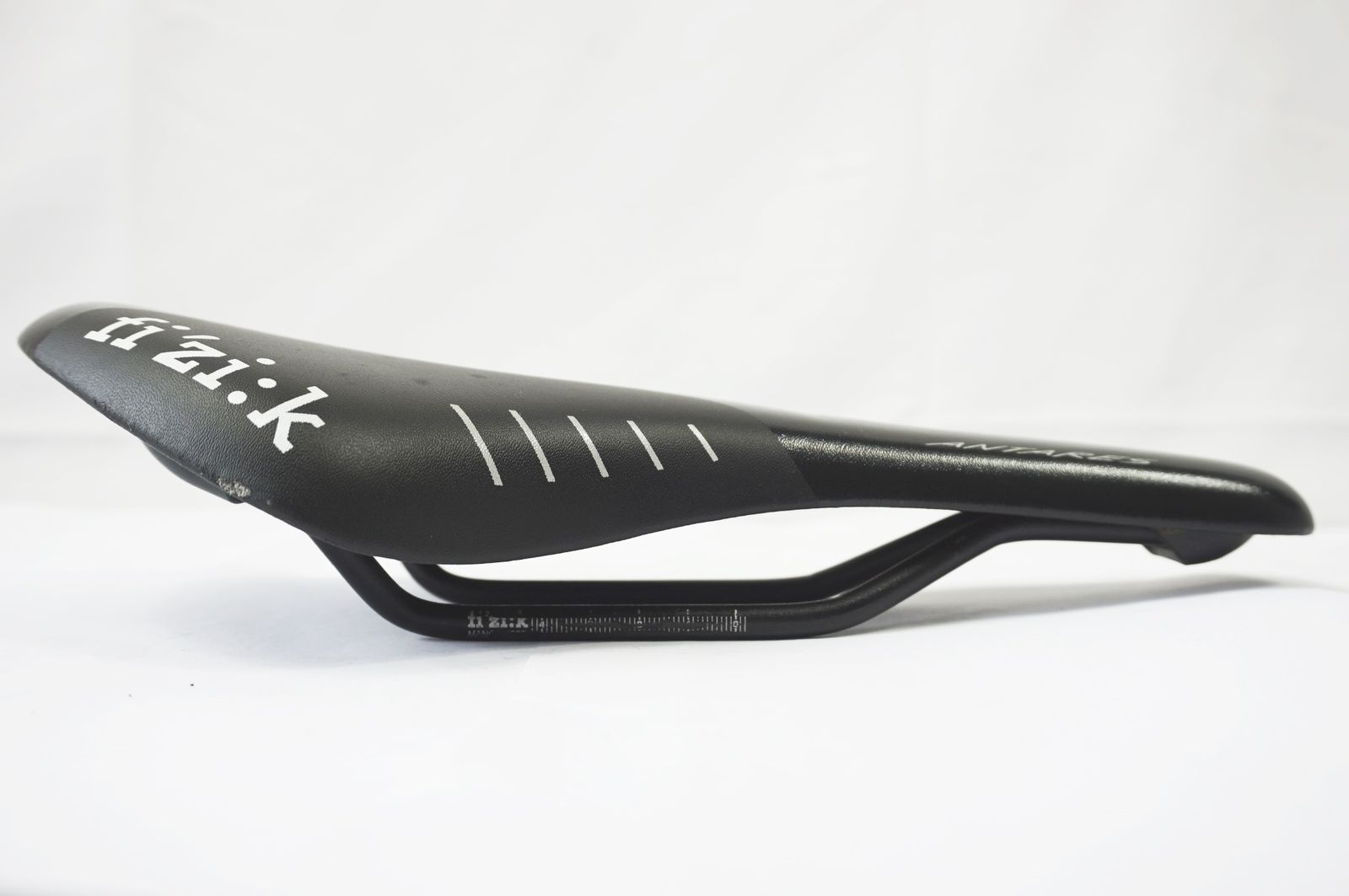 FIZIK 「フィジーク」」 ANTARES R3 BRAIDED カーボンサドル