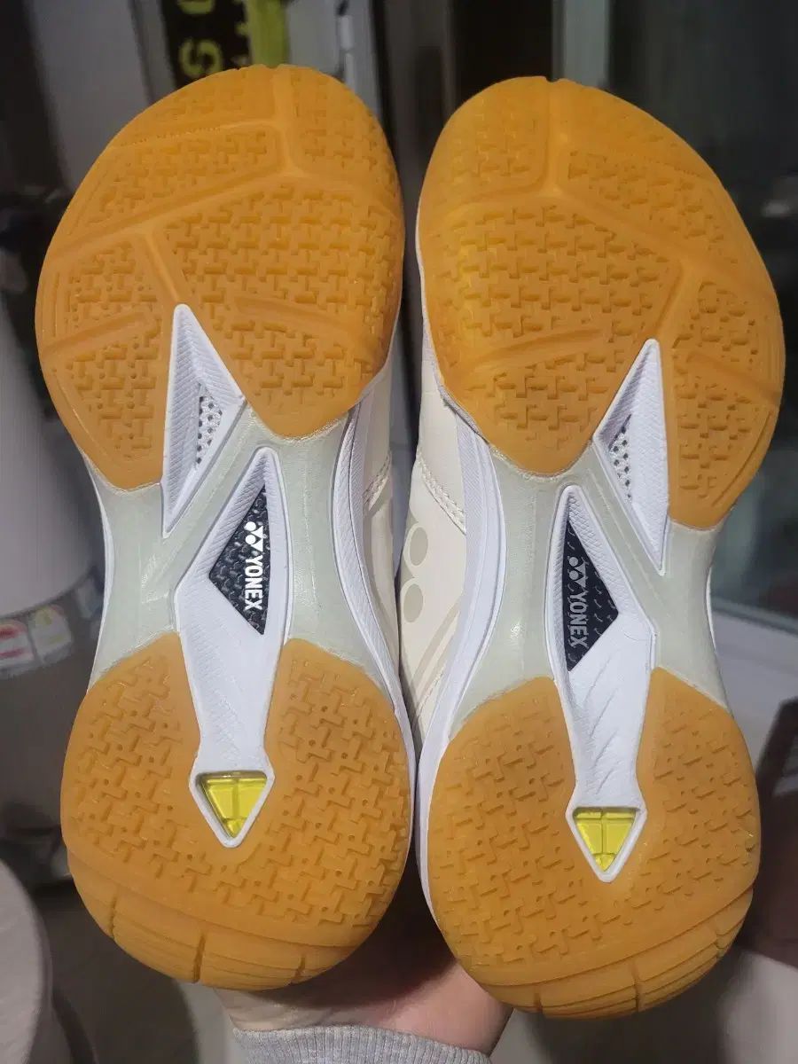 ヨネックス YONEX バドミントンシューズ 65z3 235mm ベージュ