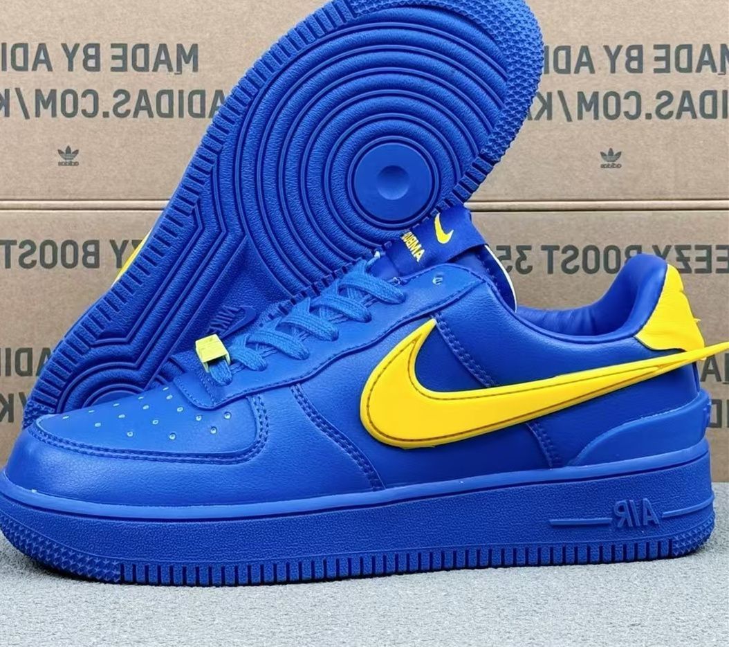 Nike Air Force 1 Low "Game Royal/Vivid Sulfur"ナイキ エア フォース 1 ロー "ゲームロイヤル/ヴィヴィッドサルファー" — 鮮やかなカラーリングが際立つコラボモデル