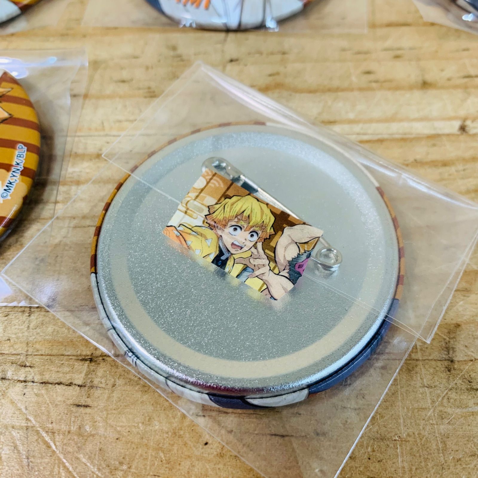 U39451-350 まとめ売り ブルーロック レトロモダン 缶バッジ 蜂 U39451-350 まとめ売り ブルーロック レトロモダン 缶バッジ 蜂