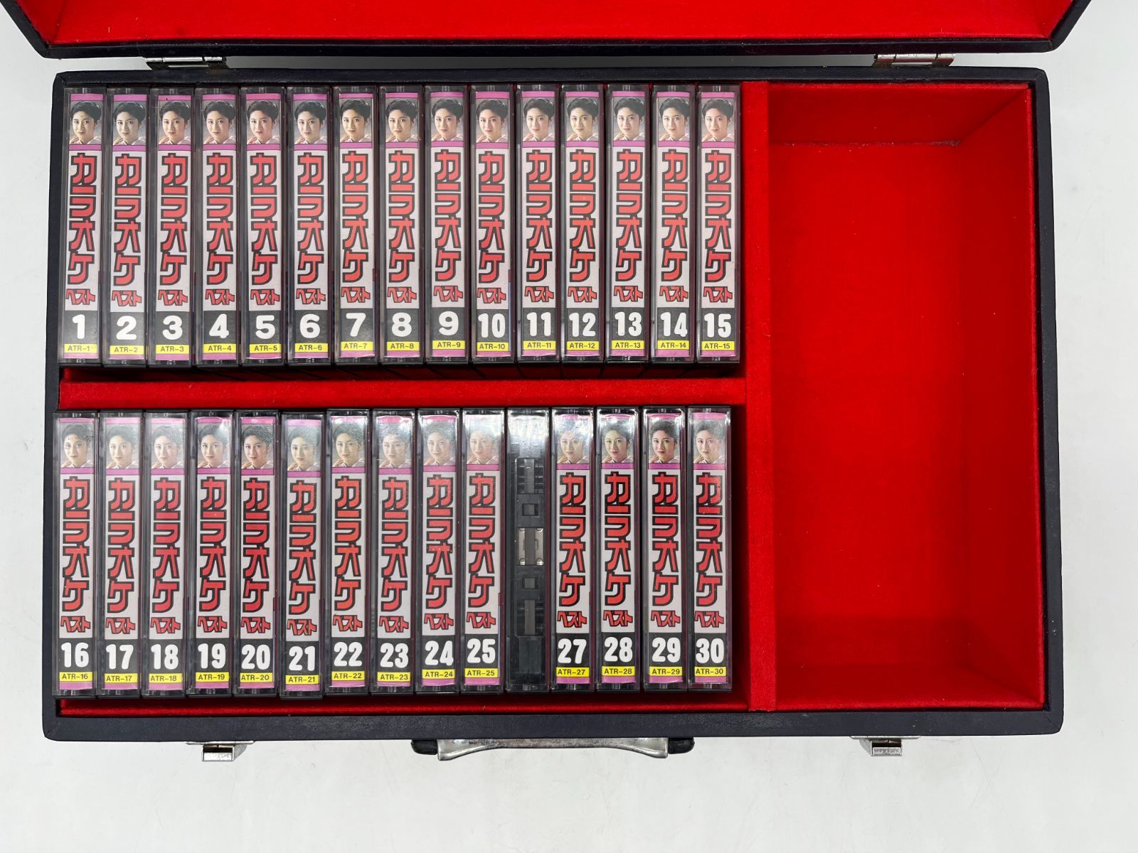 昭和レトロカラオケテープ48巻（192曲）セット 内30巻は専用ケース付 昭和レトロカラオケテープ48巻（192曲）セット 内30巻は専用ケース付