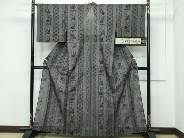 平和屋着物 上 夏物 越後夏結城物語 伝統工芸士 白川貞夫 100亀甲 麻の葉花唐草文 黒地 十日町白新染織謹製 証紙付き CZAA3329s5