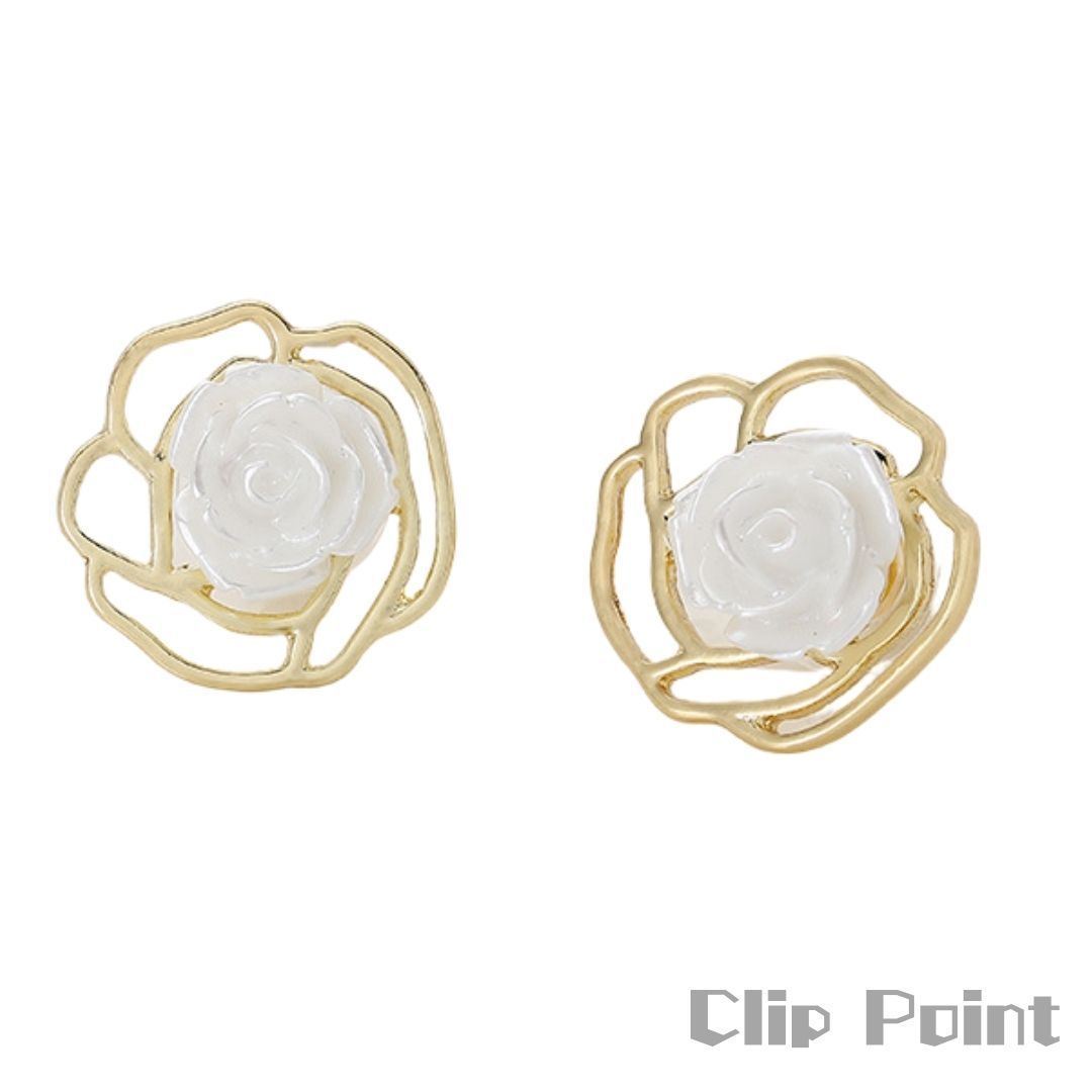 ゴールドのバラ透かしパーツに白いバラを乗せたピアス お花ピアス 