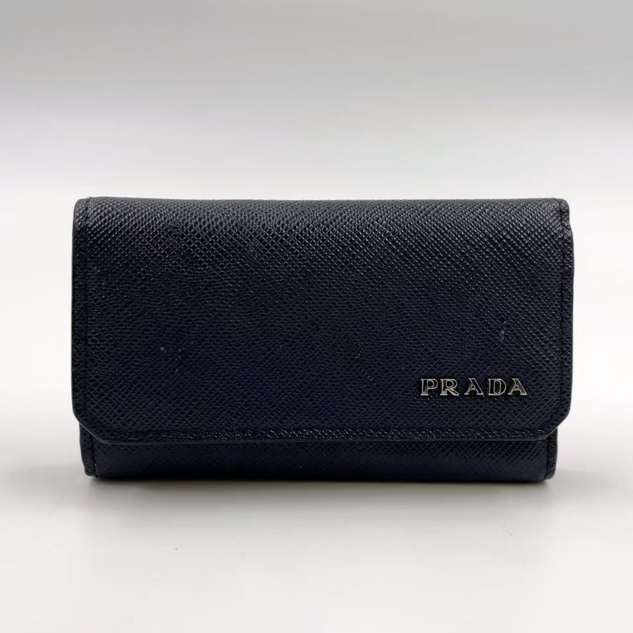 PRADA エンボスロゴ サフィアーノ レザー ブラック キーケース シルバー