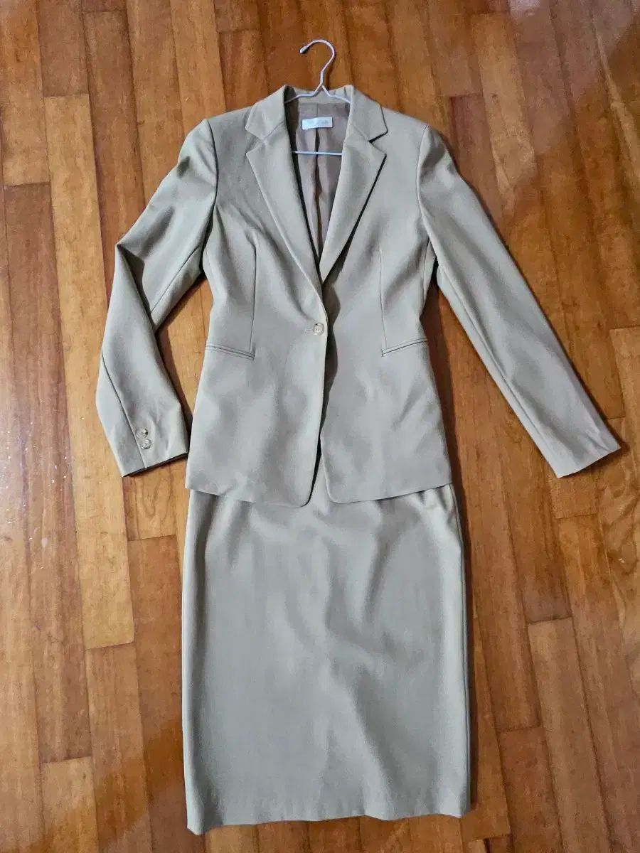 ジンベージュスカート スーツセット