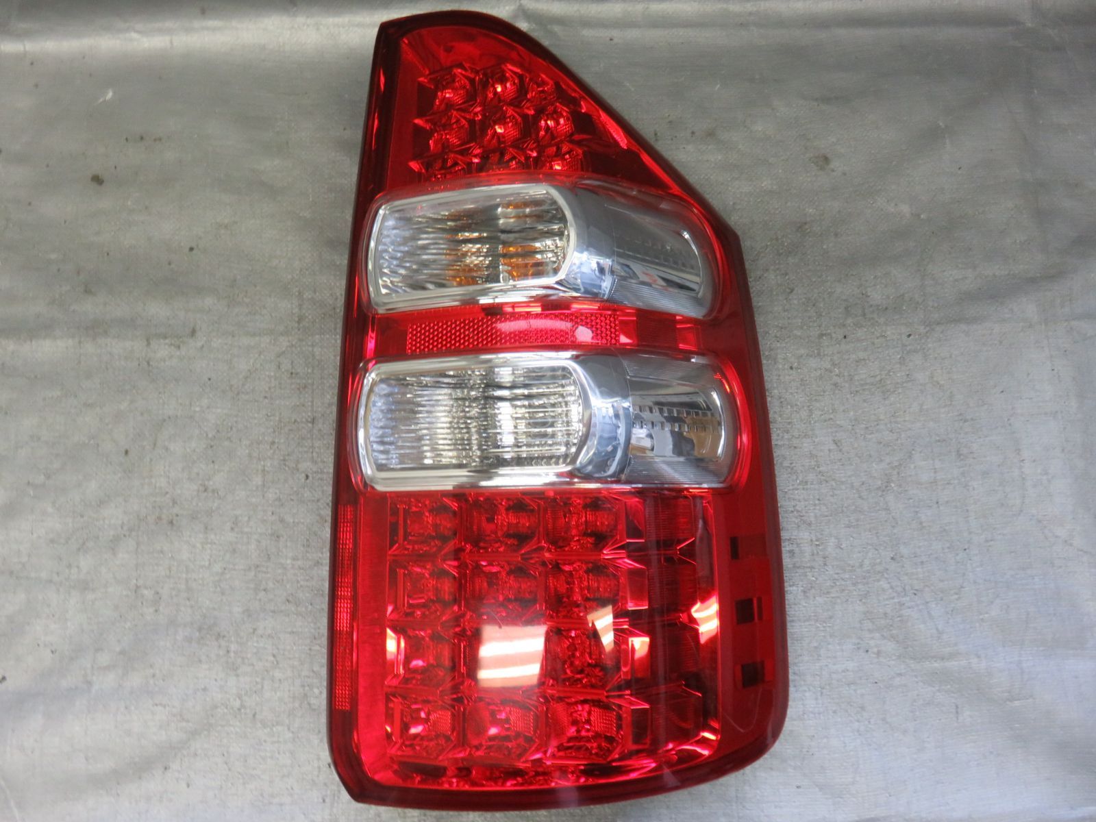 STD7434 点灯OK トヨタ ZRR70 ZRR75 ノア ヴォクシー 純正 右 テールライト テールランプ リアライト 右側