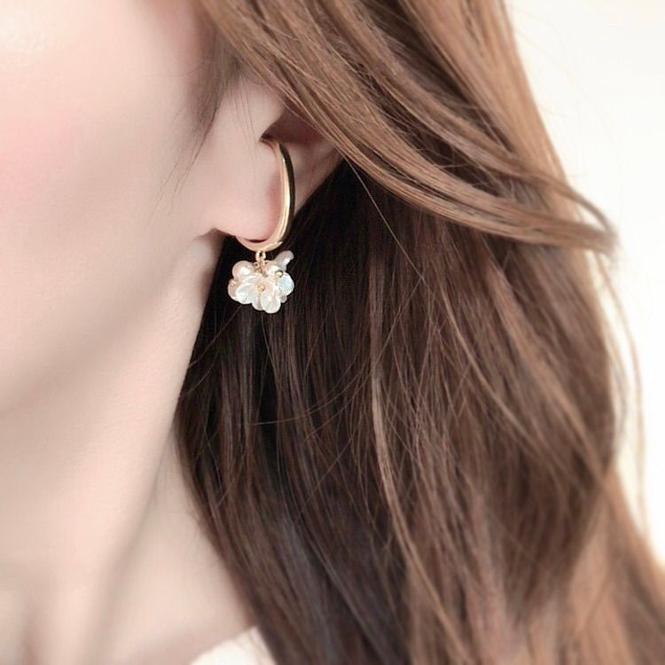 No.201 パールカラーの花びらが綺麗な大人可愛いイヤーカフ  