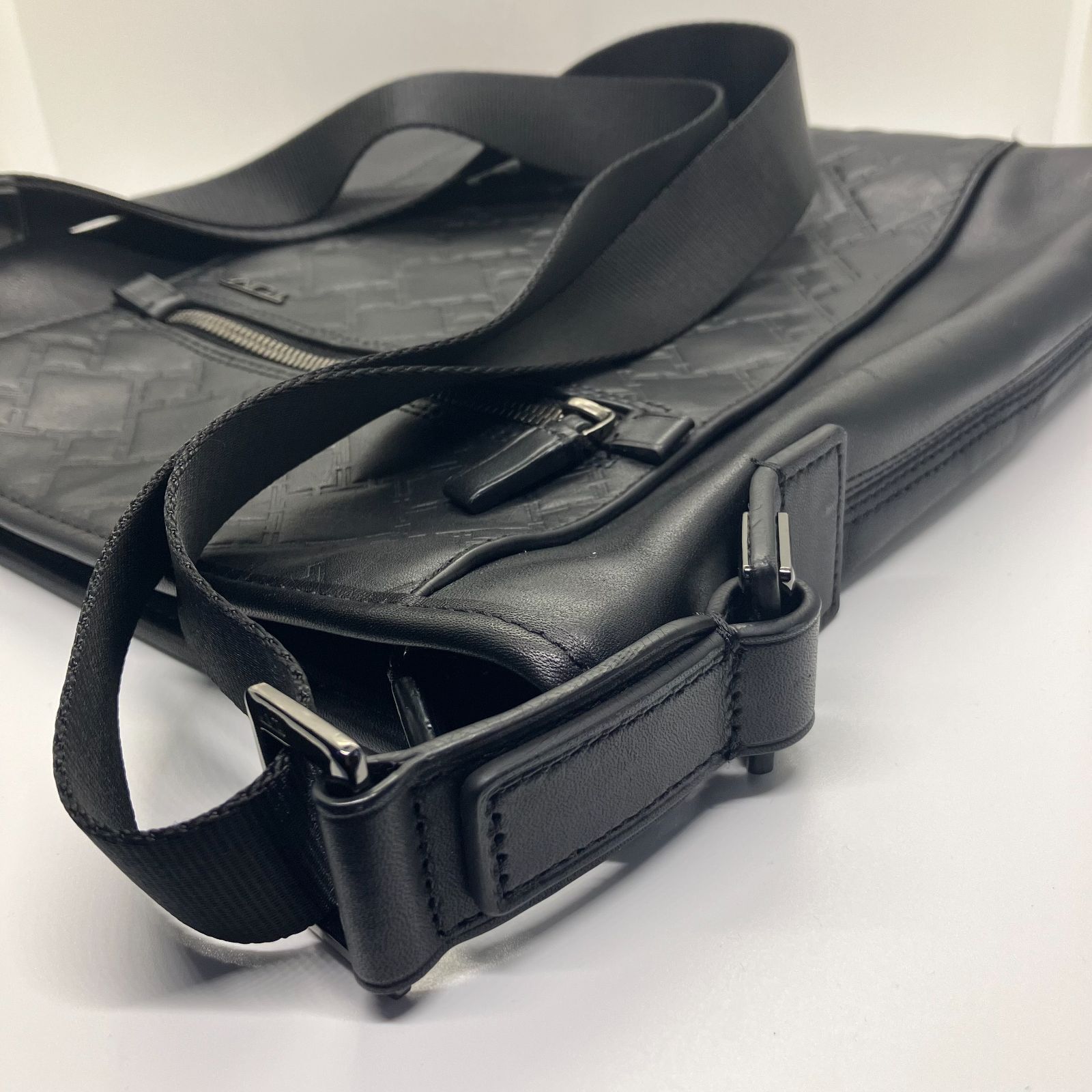 TUMI トゥミ レザー ショルダーバッグ ボディバッグ 31104DT - メルカリ