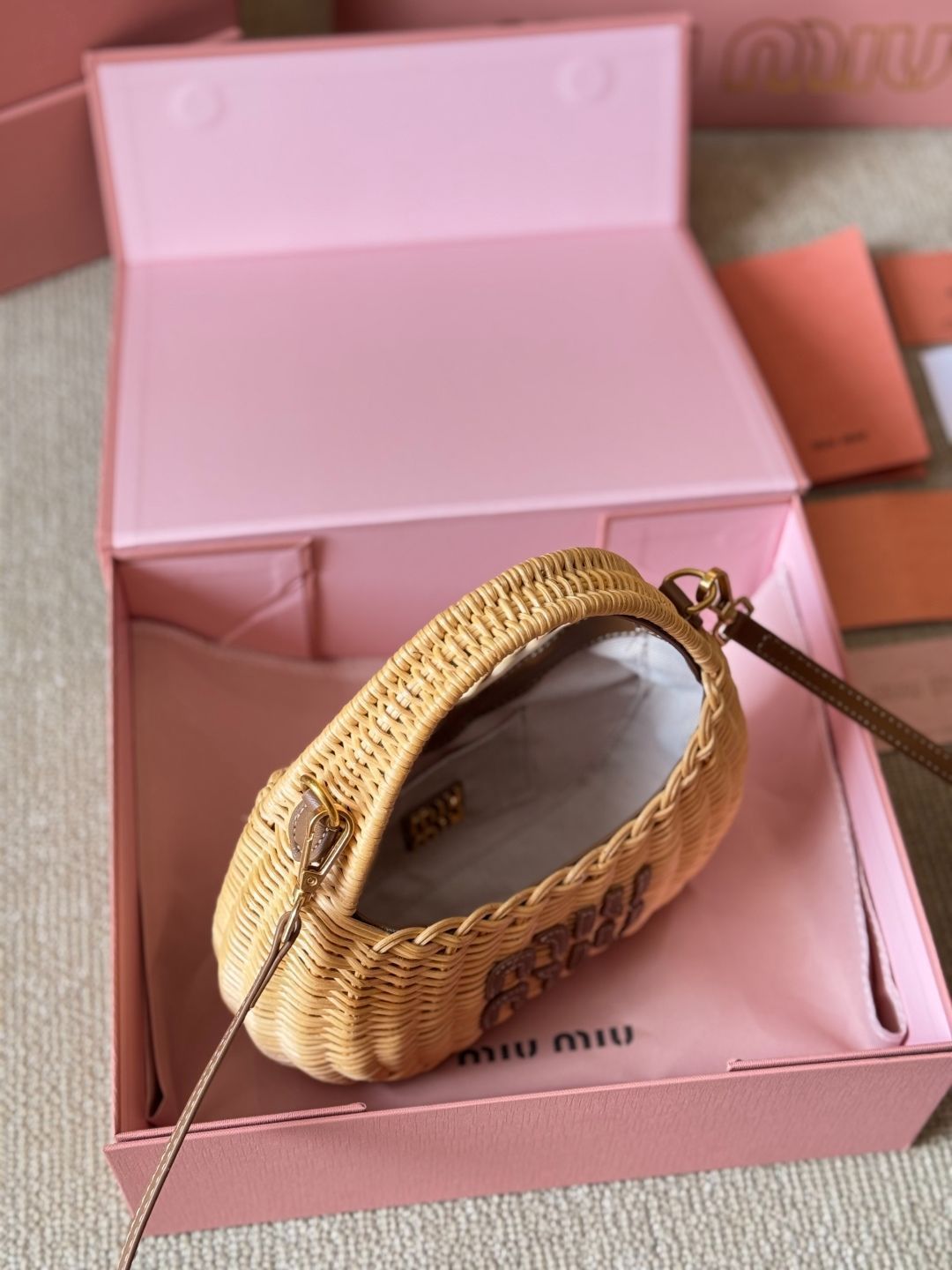 MIU MIU ラフィア バスケットバッグ ? 23×16×7cm [本日特価|新品