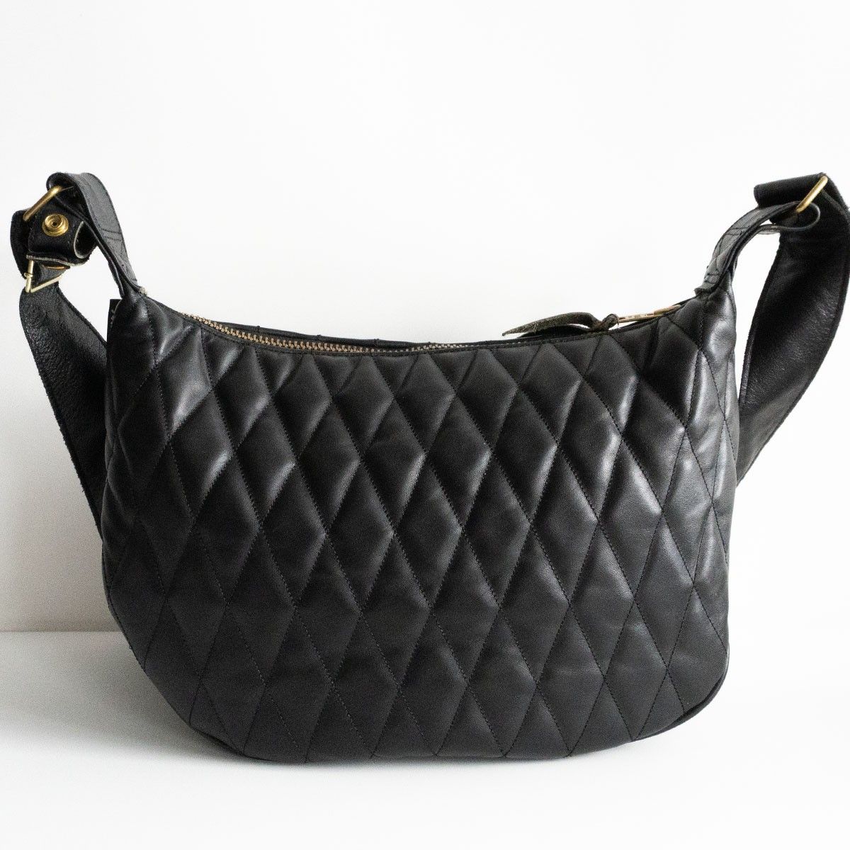 ショット パデット レザー バナナ ボディバッグ ワンショルダー F 09_Black-Silver 3109023 ショット] パデット レザー バナナ ボディバッグ ワンショルダー