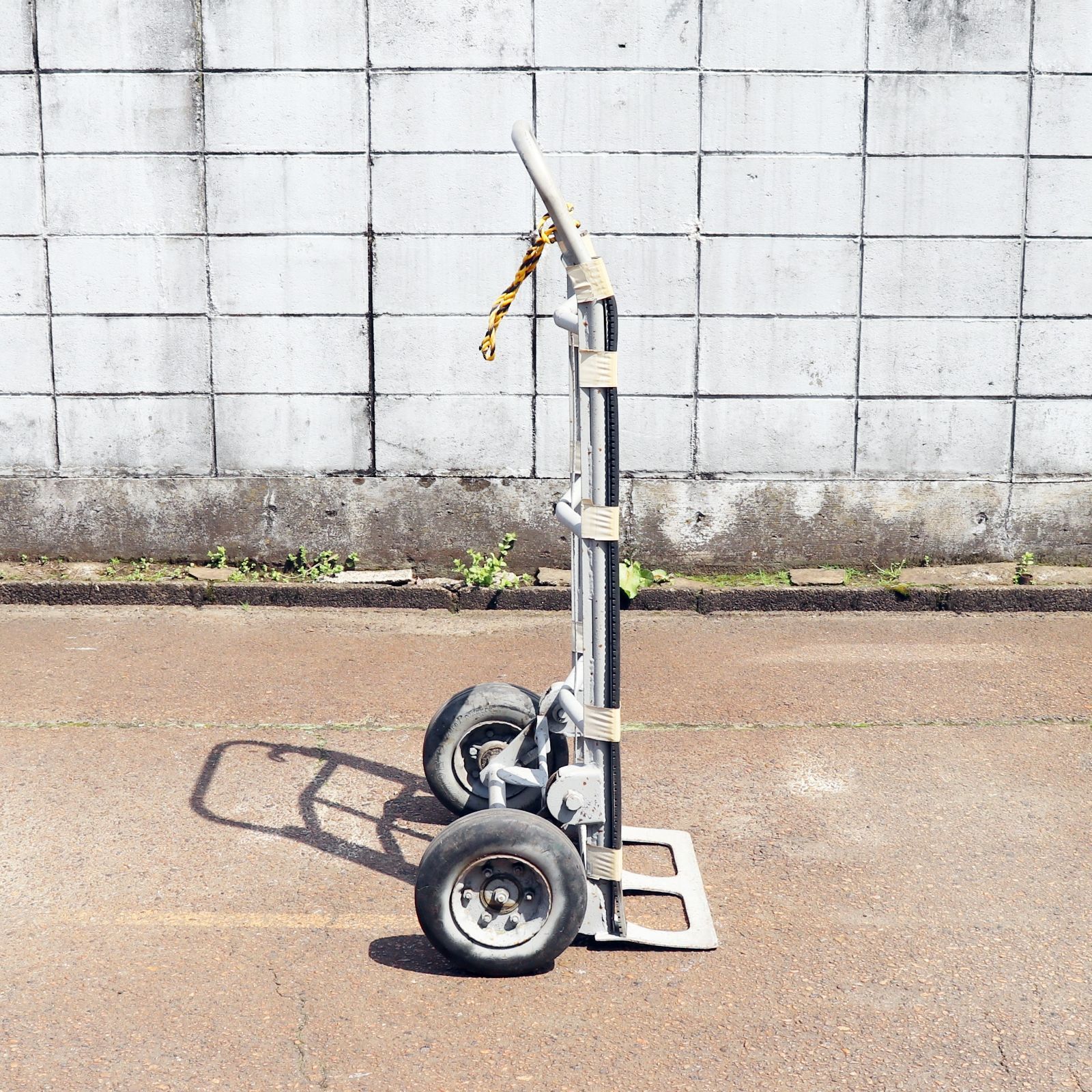 新潟発 二輪運搬車 二輪台車 運搬機器 ガスボンベ 酸素 ねこ台車 ハンドトラック 倉庫 物流 キャリーカート 荷物 搬入 二段式 手押し HRDEVELOPMENT_JP