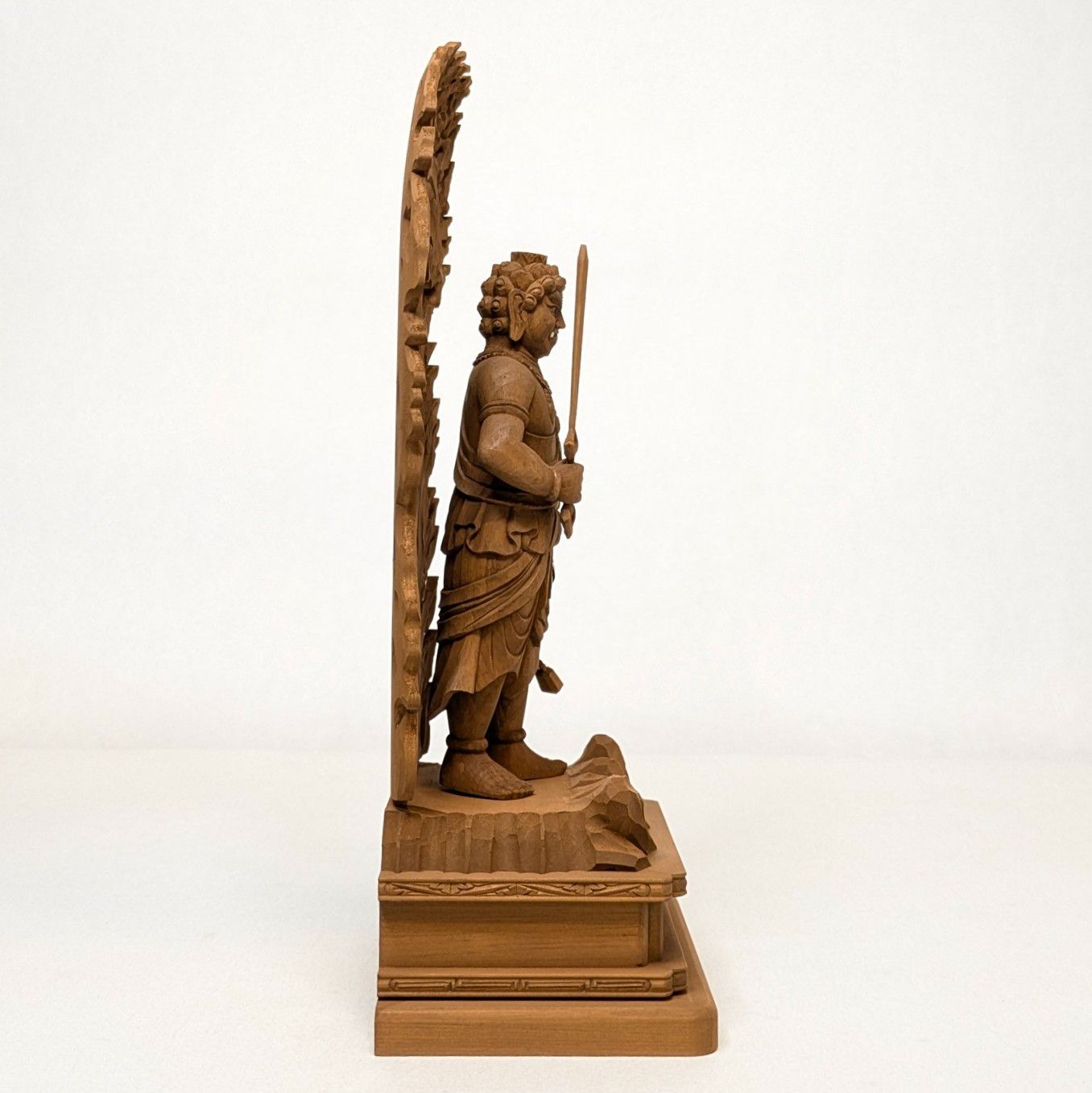 【セール延長・新品】 不動明王　上彫　紅檀　総高さ約23.5㎝　仏像　お不動様 不動明王 上彫 紅檀 総高さ約23.5㎝ 仏像 不動 お不動様 （木彫