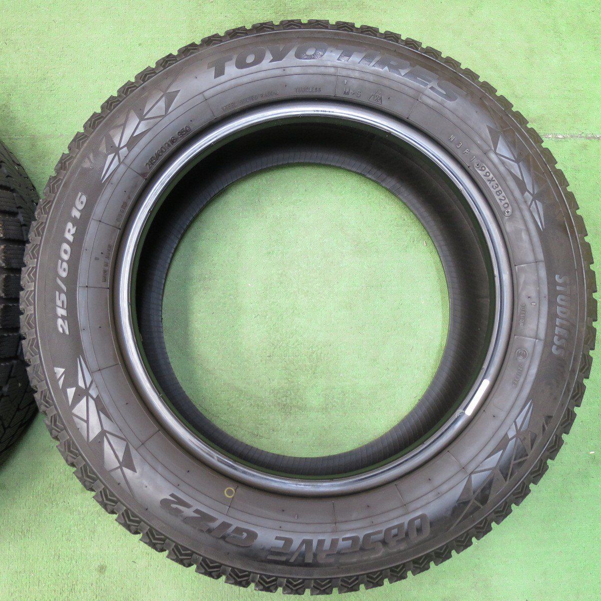 バリ溝！9.5分☆スタッドレス 215/60R16 トーヨー オブザーブ GIZ2 