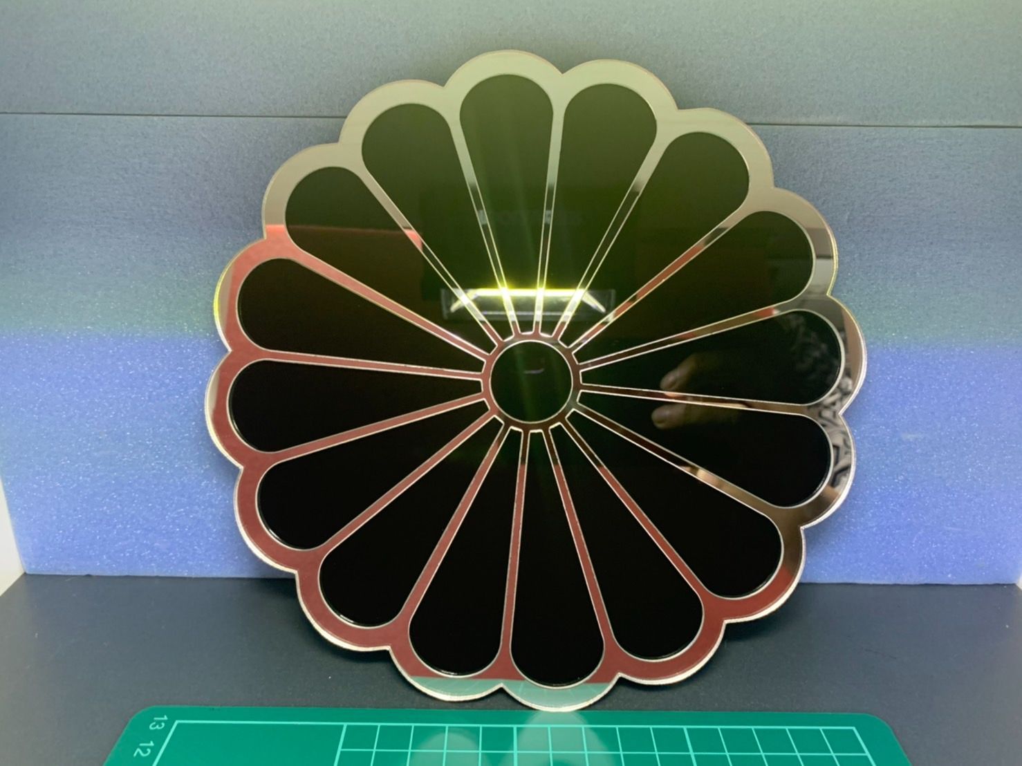 菊紋菊型抜　プレート　エンブレム   直径約20CM