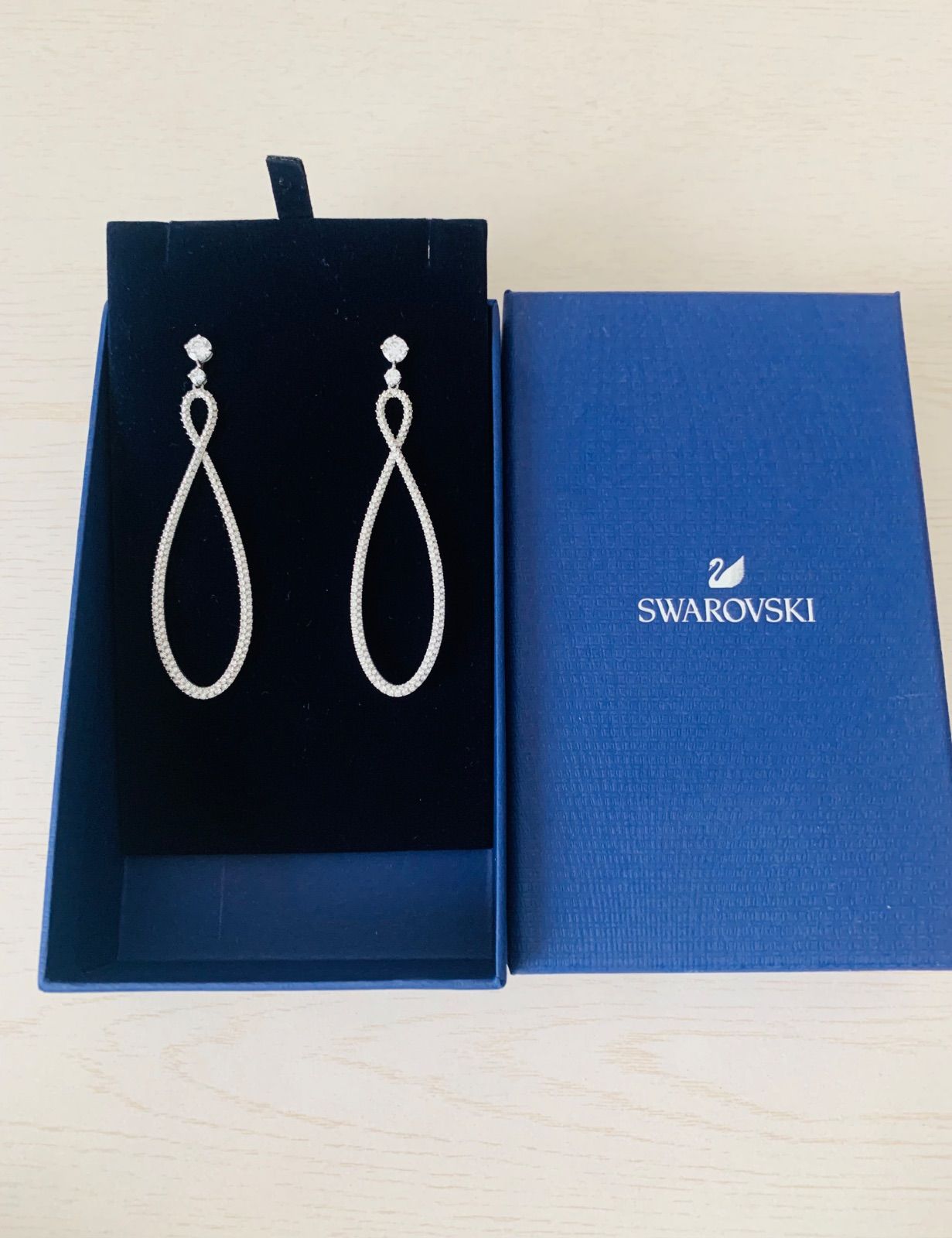 スワロフスキーSwarovski Infinity Hoop ピアス - メルカリ