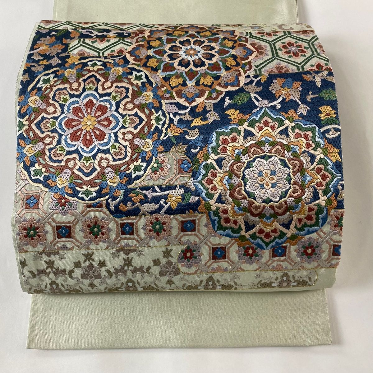 多色刺繍の袋帯　正絹　お太鼓柄 袋帯 逸品 華文 ヱ霞 刺繍 金糸 薄緑 お太鼓柄 正絹 【中古